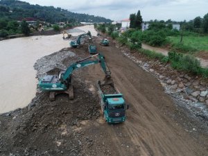 Arhavi’de yaşanan selde taşan Kabisre Deresi’nde taşkın önlemleri alınıyor