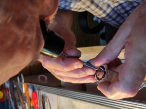 Yüz binlerce liralık saatleri çöpe gitmekten kurtarıyor