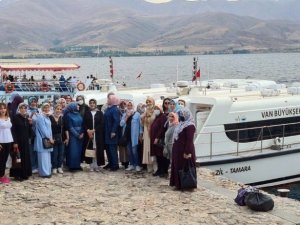 Van Büyükşehir Belediyesinin kadın kursiyerleri Akdamar Adasını gezdi