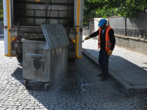 Akşehir’de çöp konteynerleri dezenfekte ediliyor