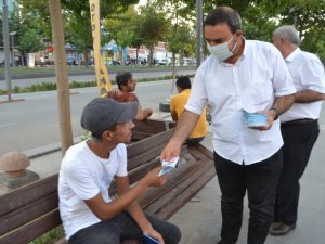 STK temsilcileri Batman halkına aşı konusunda bilgilendirici broşür dağıttı
