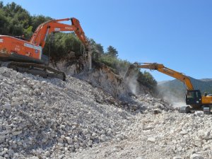 Büyükşehirden Korkuteli’nde yol genişletme ve asfalt çalışması