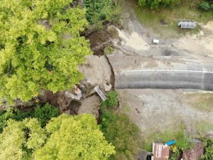 Çöken yola düşen iki araçtaki 12 kişi camlardan çıkarak kurtuldu