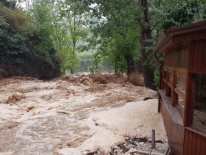 Sağanak sonrası dereler taştı, dükkanlar tehlikeyle karşı karşıya kaldı