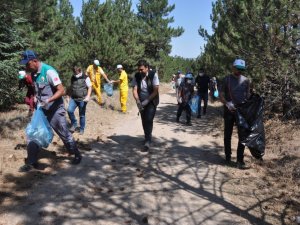 Yangınları söndüren kahramanlar ayaklarının tozu ile ormanlarda temizlik yaptı
