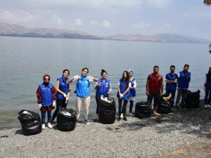 Gönüllü gençler, Hazar Gölü çevresini temizledi