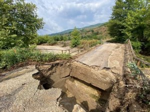 Karabük’te köprü çöktü, yol ulaşıma kapandı