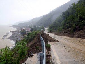 Sele teslim olan Ayancık’a yollar geçit vermiyor