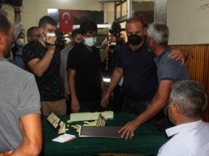 Meral Akşener’in kahvehane ziyaretinde gergin anlar