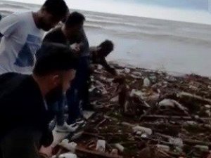 Selde mahsur kalan köpeği el ele zincir yaparak kurtardılar