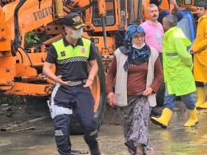 Telefonuna ulaşamadığı eşinin sele kapıldığını düşündü