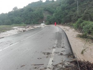 Ordu’da sağanak nedeniyle dere taştı, yol geçici olarak ulaşıma kapandı