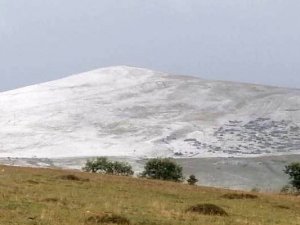 Posof yaylaları dolu yağışı ile beyaza büründü