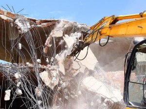 Aksaray’da tehlike arz eden metruk binalar yıkıldı