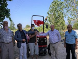 Bakan Kurum’un söz verdiği traktör teslim edildi