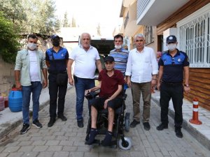 Başkan Atay’dan yürüme engelli Yavuz’a akülü araç hediyesi