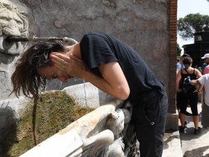 Yangınlarla mücadele eden İtalya’da sıcaklık rekoru kırılmış olabilir