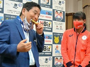 Japon belediye başkanının ısırdığı olimpiyat madalyası yenilenecek