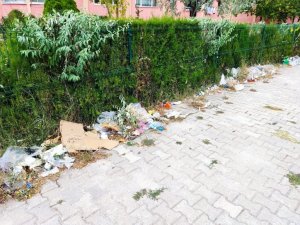 Kaldırım çöplüğe döndü