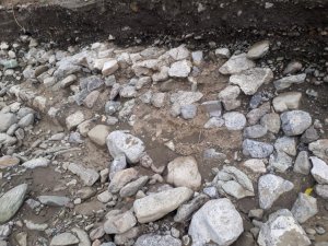 Sel sularının ortaya çıkardığı duvar kalıntısı tarihi eser heyecanı oluşturdu