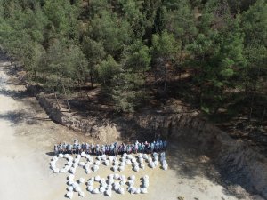 Ormanlık alanları temizleyen görevlilerden anlamlı mesaj