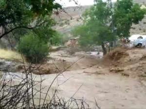 Elazığ’da sel nedeniyle heyelan meydana geldi, yollarda çökmeler oluştu