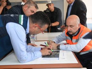 Bakan Karaismailoğlu, sel felaketinin yaşandığı Sinop Ayancık’ta helikopterle incelemelerde bulundu