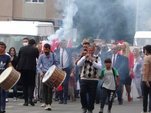 Yenilik Partisi Genel Başkanı Başkanı Yılmaz’a davul-zurna ve meşaleli karşılama
