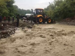 Dere yatağı taştı Bartın-Ulus karayolu ulaşıma kapandı