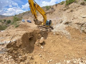 Elazığ’da sel ve heyelan nedeniyle bozulan köy yollarında onarım çalışmaları sürüyor