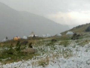 Yaylada kamp yapan dağcılara dolu süprizi