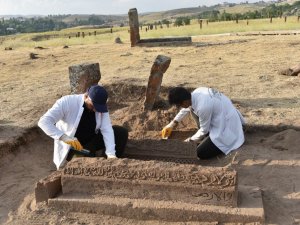 Selçuklu Meydan Mezarlığı’nda yeni mezarlar gün yüzüne çıkarılıyor