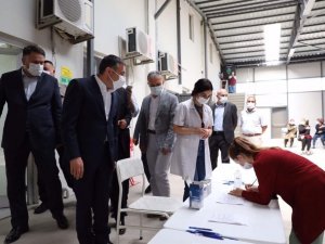 Mobil aşı ekipleri sağlık hizmetini işçilerin ayağına getiriyor