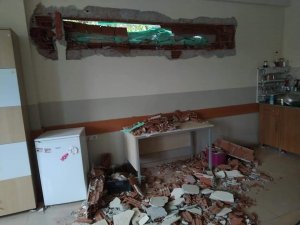 Aşırı yağış nedeniyle okulun istinat duvarı çöktü