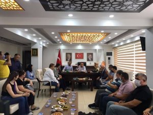 AK Parti’li Baybatur parti teşkilatında vatandaşları ağırladı