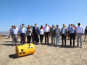 İzmir’in Çernobili için 12. Duran Adam eylemi