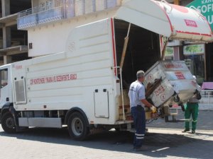 Kahta’daki çöp konteynerleri parfümlü dezenfektanla yıkanıyor