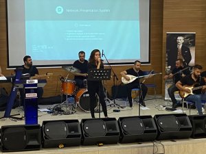 Yangından mağdur olan çocuklar ve hayvanlar için konser düzenledi