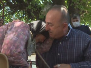 Bakan Çavuşoğlu’na sarılıp ağlayan yaşlı kadın: "Devlet buraya yağmur gibi yağdı"