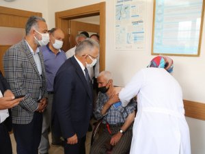 Büyükkılıç, aşı olmak istemeyen vatandaşı ikna etti