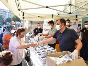 Cuma namazı çıkışında aşure ikramı gerçekleştirildi