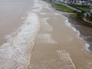Ordu’da sel sonrası sahil çamura büründü