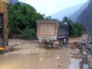 Artvin’de sağanak yağış sonrası dereler taştı, yollar çamurla kaplandı