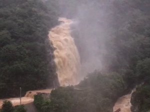 Rize’nin Çayeli ilçesinde Ağaran Şelalesi taştı