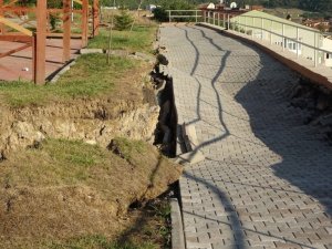 Karabük’te oyun parkında çökme meydana geldi