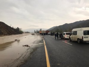 Sağanak yağış sele neden oldu, Oltu-Erzurum karayolu ulaşıma kapandı