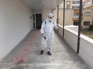Mut Belediyesi, Covid-19 görülen apartmanları dezenfekte ediyor