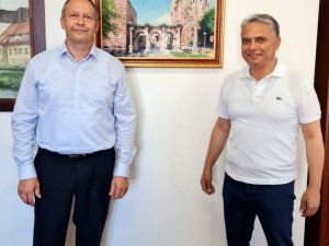 2 bin 400 kilometre uzakta, ’Üç Kapılar’ resmi