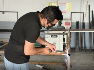 Erciş Belediyesi atıl malzemeleri geri dönüştürerek park ve bahçelerde vatandaşların kullanımına sunuyor