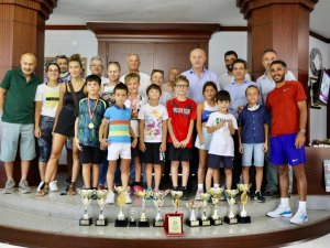 Didim Tenis Kulübü öğrencileri Başkan Atabay ile görüştü
